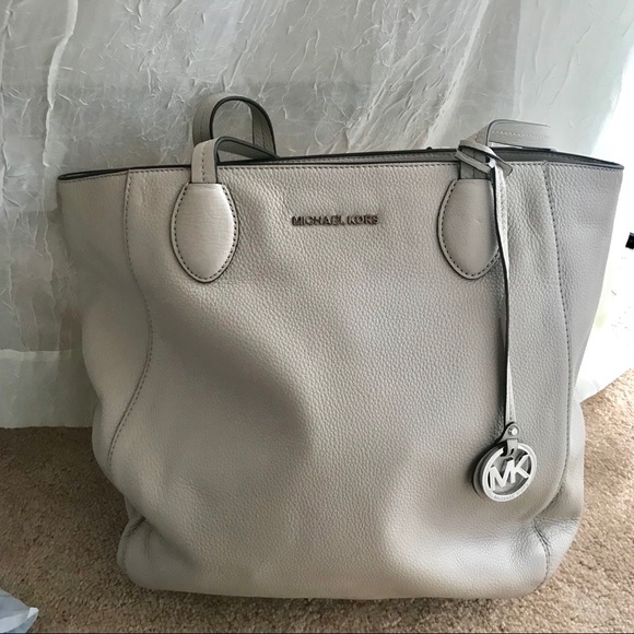 Michael Kors Handbags - NWT Michael Kors Ani Tote